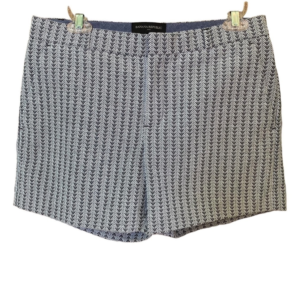 Banana‎ Republic 5" Tailored Black & White Chevron Patterned Shorts (Size 4)